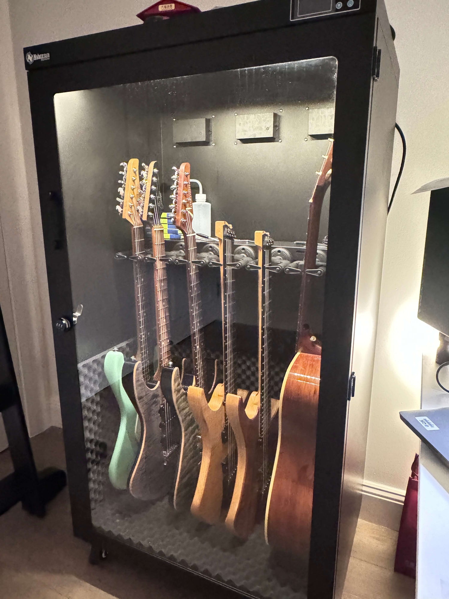 Dry Guitar Cabinet with Humidity Control 