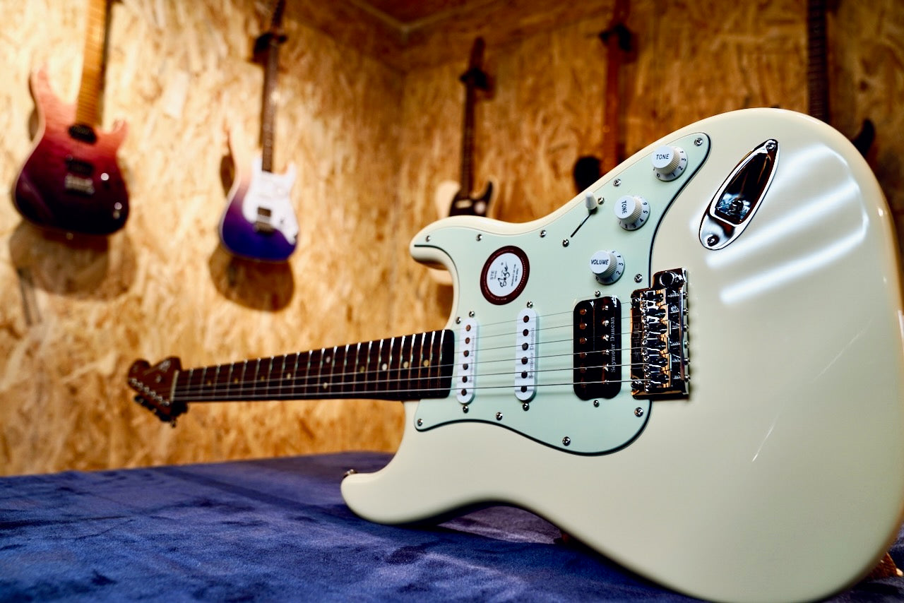 STE-Custom Vintage White - Full Body 2