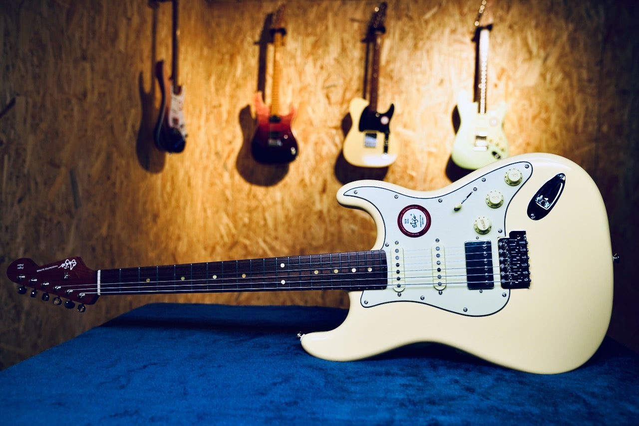 Shijie - STE-V Custom HSS - Vintage White - Full Guitar